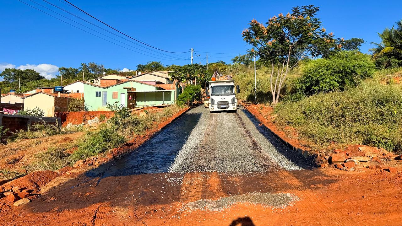 Prefeitura de Urandi inicia pavimentação asfáltica na localidade das Casas Populares