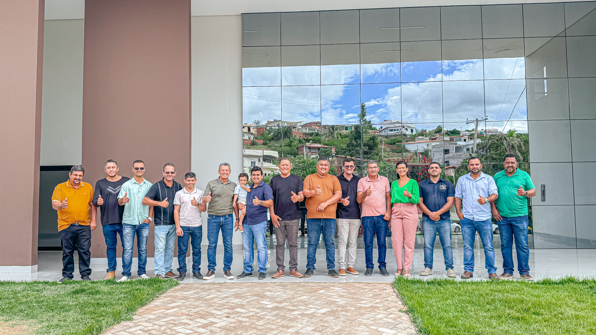 Prefeito Warlei Oliveira recebe deputado Charles Fernandes para visita a obras importantes no município