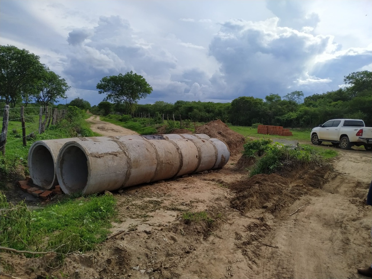 Prefeitura realiza manilhamento nas estradas da zona rural do município