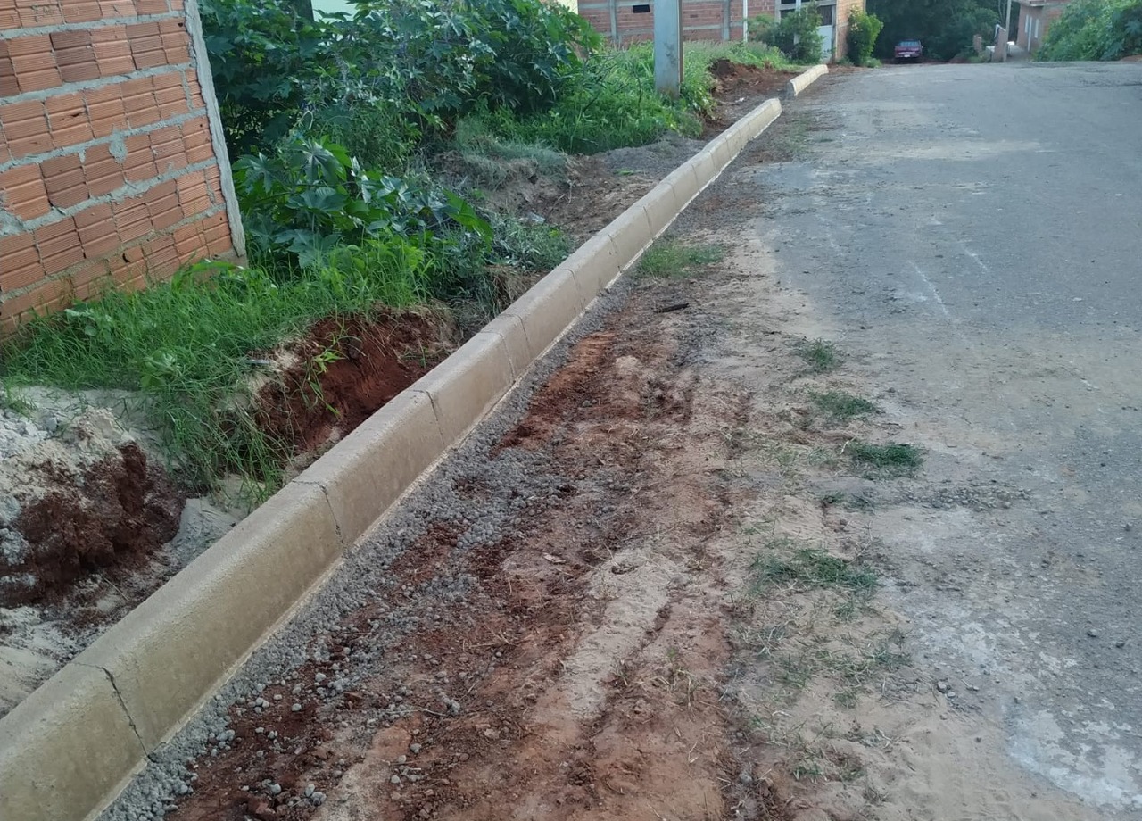 Com recursos próprios, Prefeitura de Urandi investe na colocação de meio fios nas ruas do município.