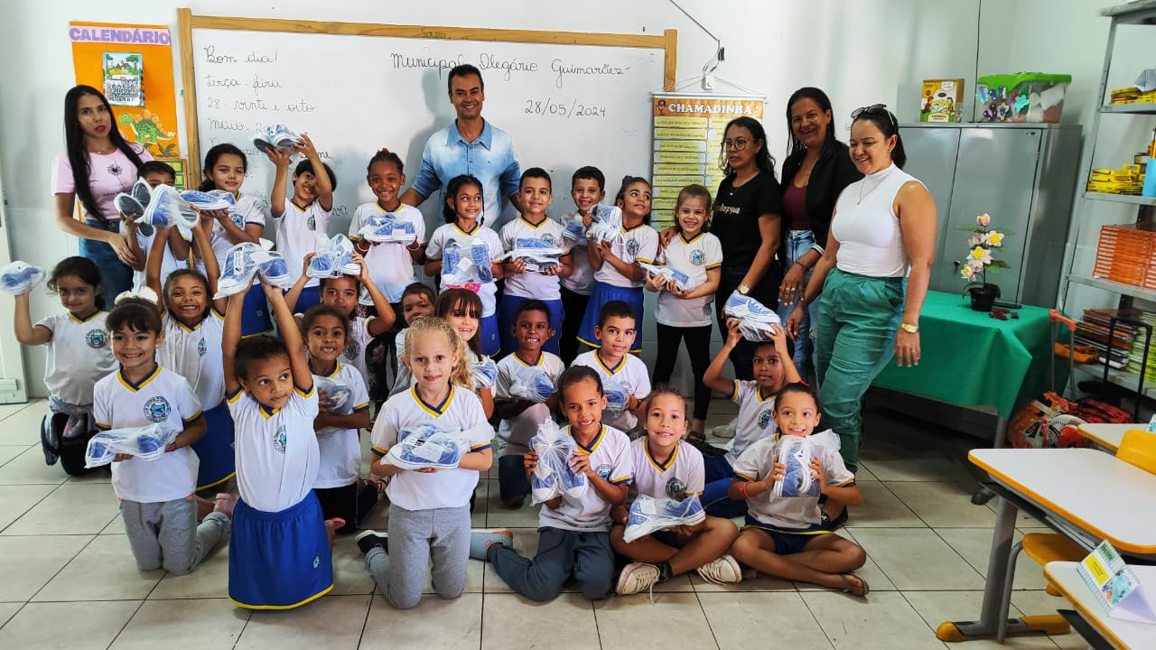 Prefeitura de Urandi entrega Kits de Uniforme Escolar a 2.500 Alunos em prol da Cidadania e Inclusão Social