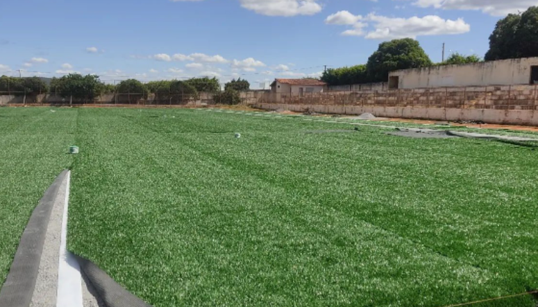 Urandi: Obras de reforma do estádio municipal avançam