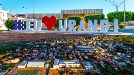 Urandi ao fundo
